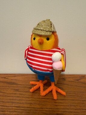 Target Spritz Featherly Friends "Scoop" 2025 edition, ("Hatched" in 2021)